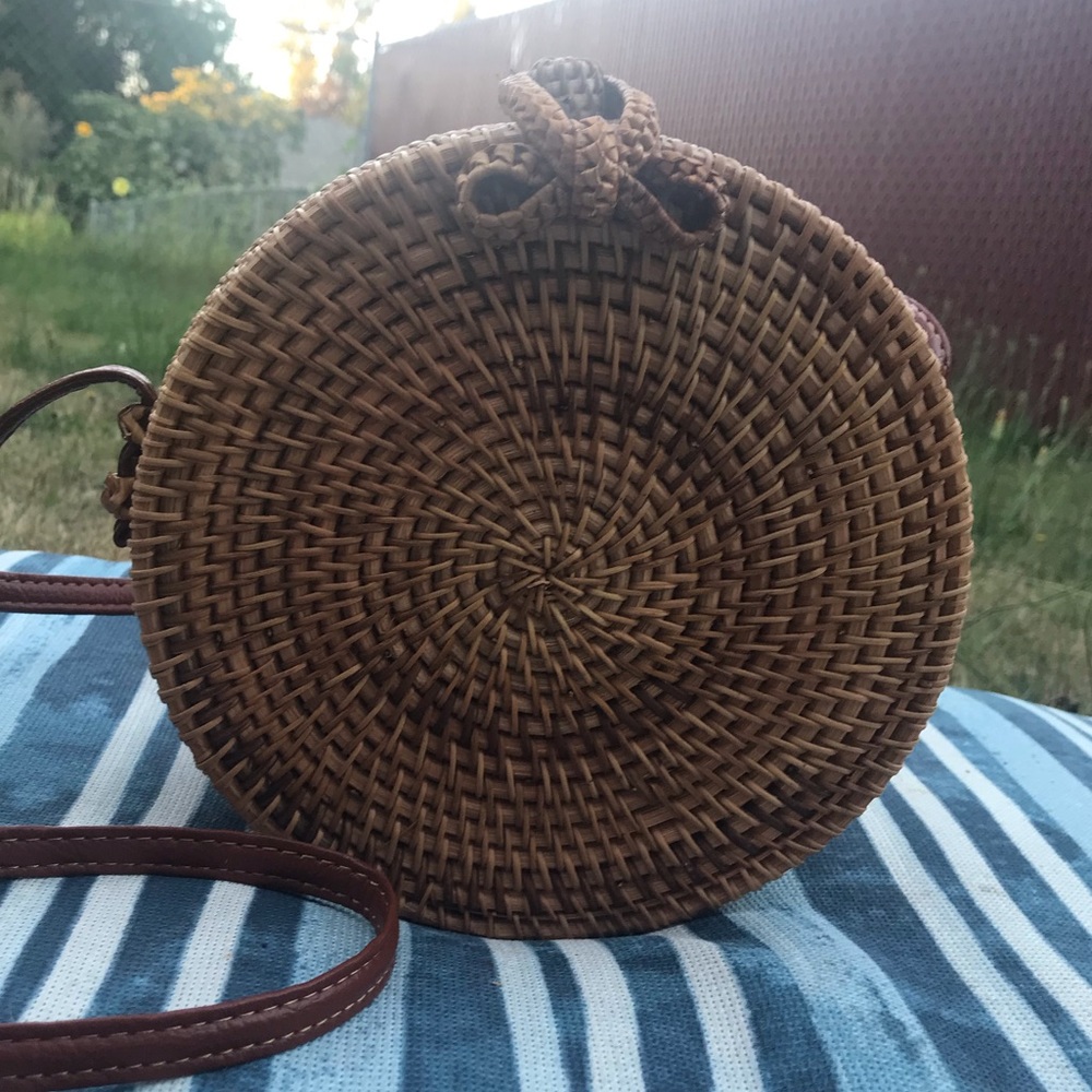 Round woven purse